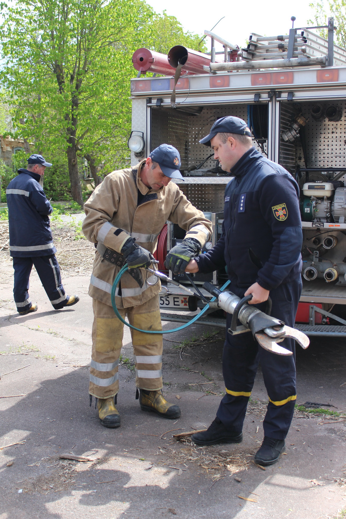Демонстрація гідравлічних ножиць